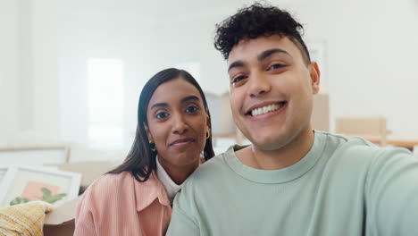 cara, pareja y videollamada con llaves en el nuevo hogar