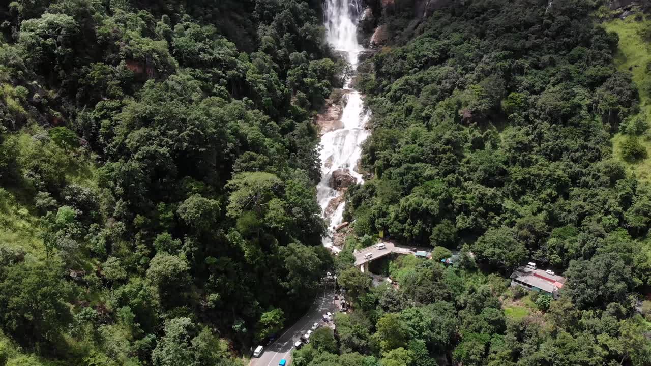 drone volando sobre ravana cae en la selva en sri lanka