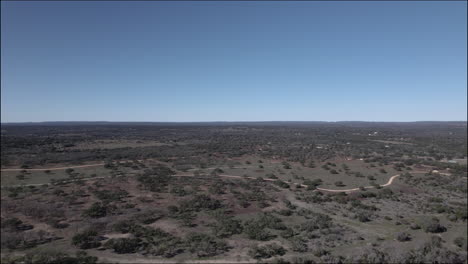 Toma-Aérea-Sobre-Una-Escena-Rural-En-La-Región-Montañosa-De-Texas.