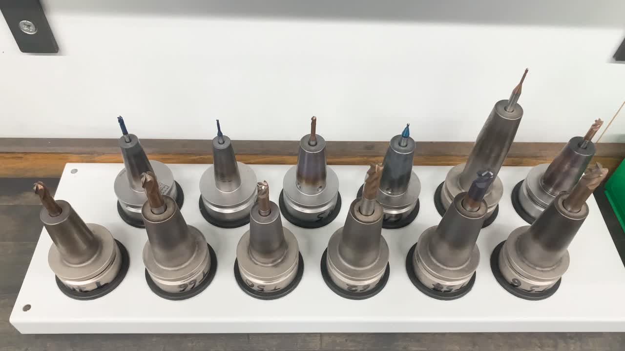 밀링 커터 스탠드의 홀더에 고정된 밀링 커터