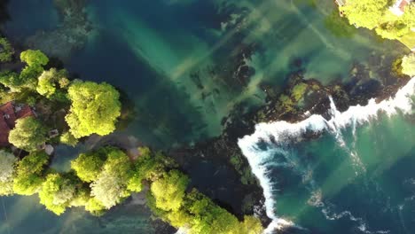 Eine-Drohnenaufnahme-Von-Oben-Nach-Unten-Vom-Una-Fluss-In-Bihac-Mit-Seinen-Häusern-Entlang-Des-Flusses