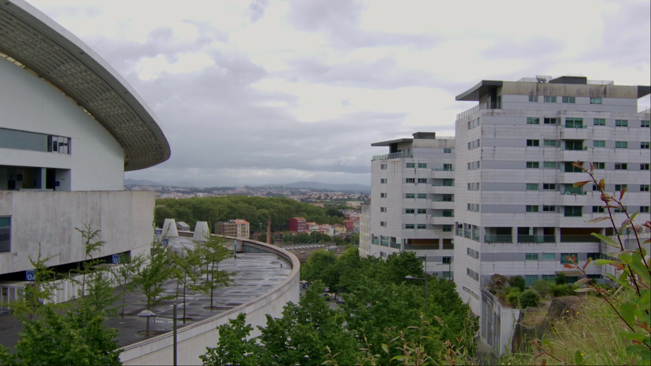Inquadratura statica dell'angolo di uno stadio a Porto, con vista.