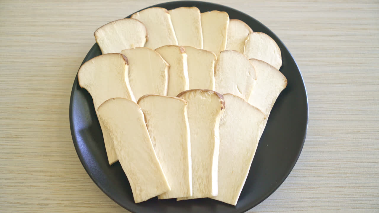 свежие королевские вешенки или королевские трубчатые грибы на тарелке