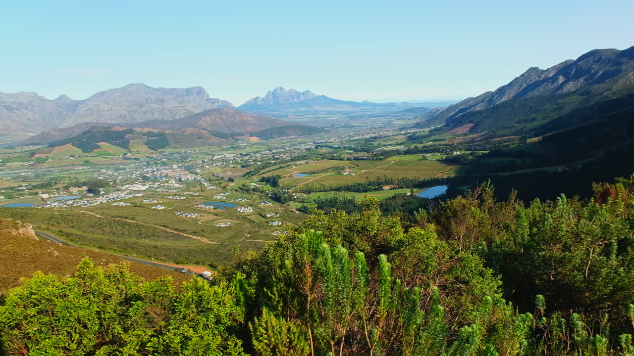 남아프리카 공화국 프란치후크 (franchhoek) 의 울창한 와인 재배 계곡 위의 웅장한 전망