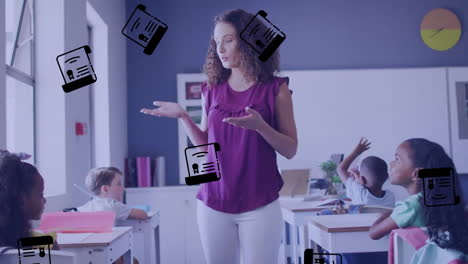 animación de iconos de diplomas sobre diversos escolares y maestras en el aula