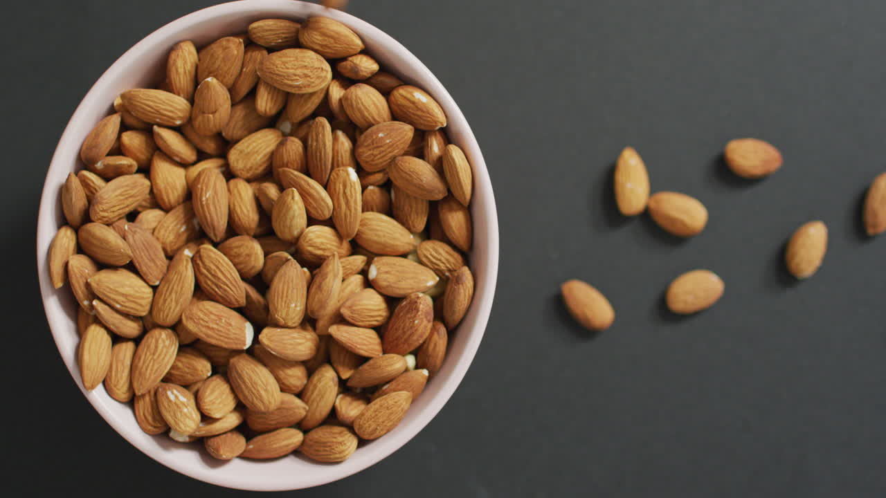 video de almendras de frutas frescas en un tazón con fondo gris