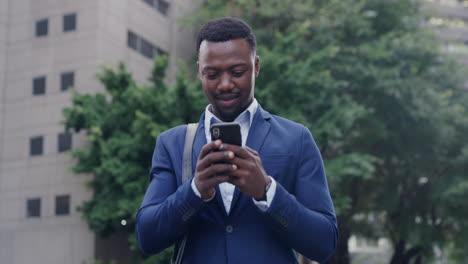 Hombre-Negro-Emocionado-Y-Feliz-En-El-Teléfono