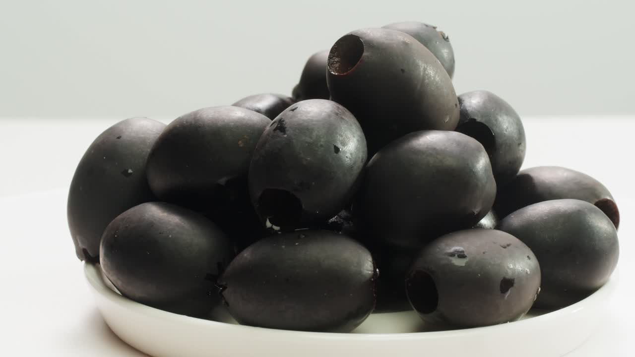 aceitunas verdes redondas en vinagre de grecia como fondo, vista de arriba. imágenes de alta calidad en 4k