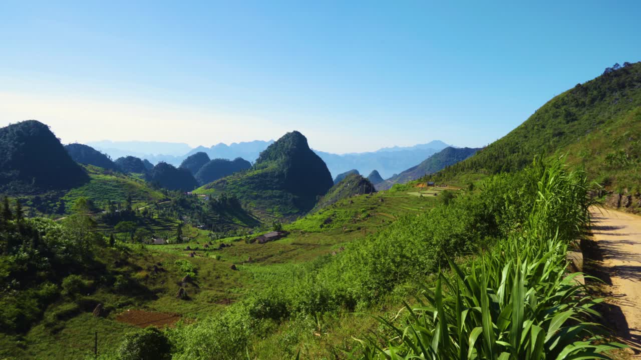 북부 베트남의 하 루프 (ha giang loop) 에 있는 작은 휘어지는 도로의 그림 같은 산악 풍경