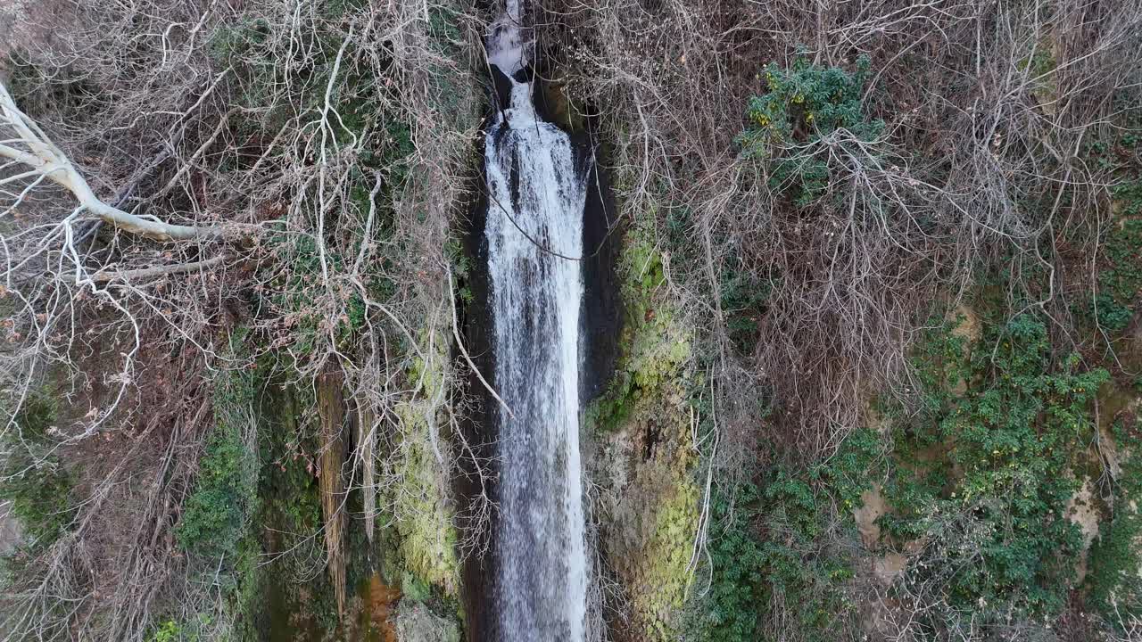 воздушное наливание воды водопада чаглара, вид с дронов, поток воды в зелени, природные красоты, мерсин, турция