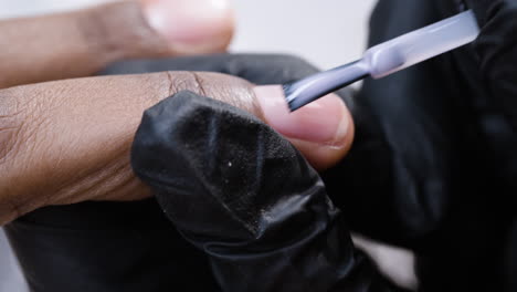 la aplicación de esmalte de uñas