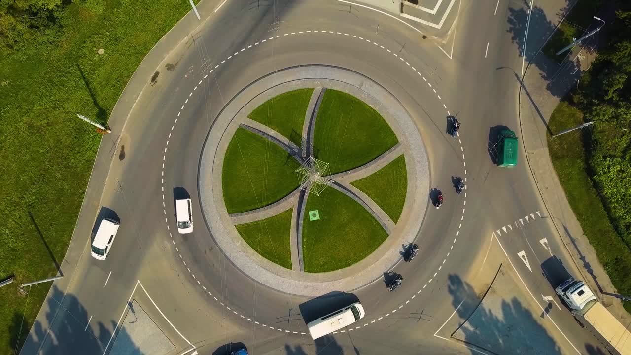 금속 회전 큐브를 가진 도로 교차로 02