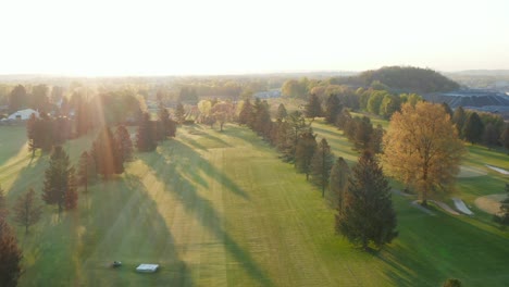 Blickwinkel-Des-Golfballs,-Der-über-Greens,-Fairway-Fliegt