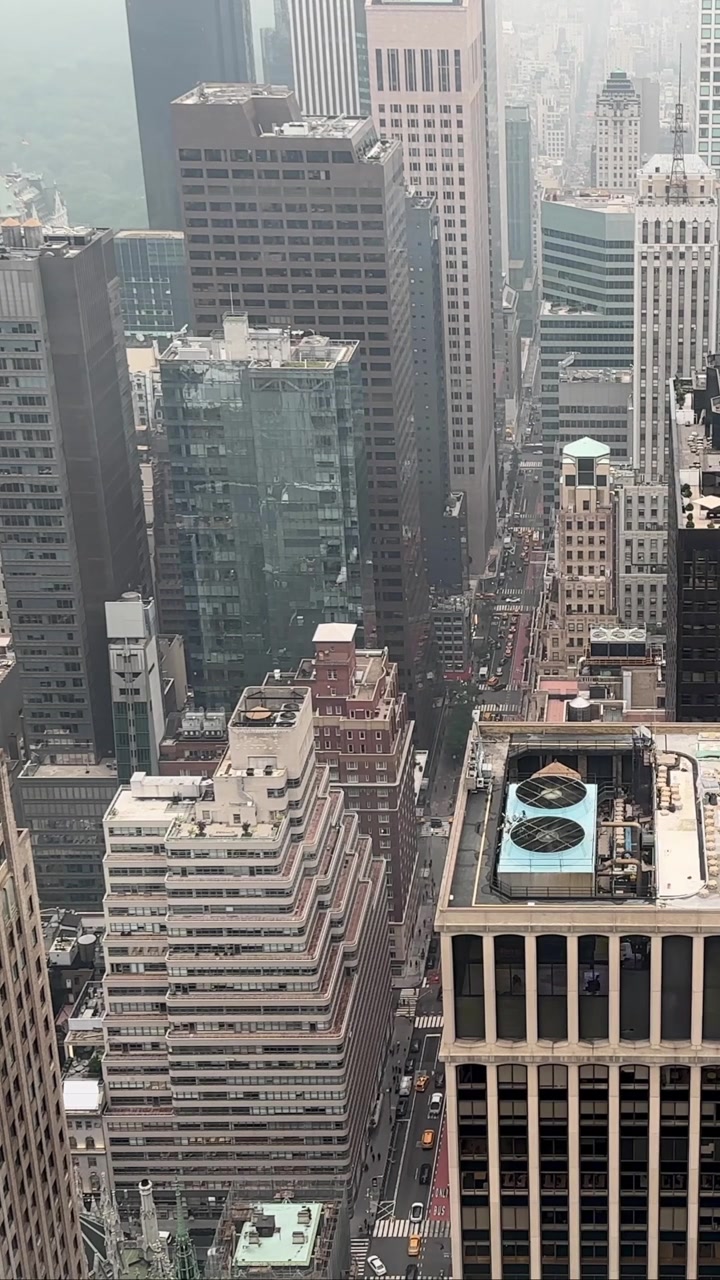 Dia nublado em Nova York com tráfego intenso nas ruas de Manhattan. Ideal para temas de clima, arquitetura e metropolitanos.