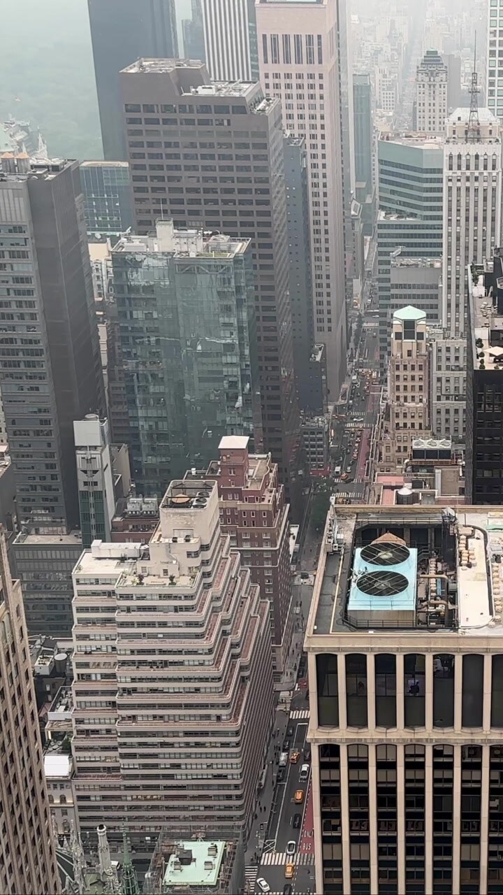 Dia nublado em Nova York com tráfego intenso nas ruas de Manhattan. Ideal para temas de clima, arquitetura e metropolitanos.