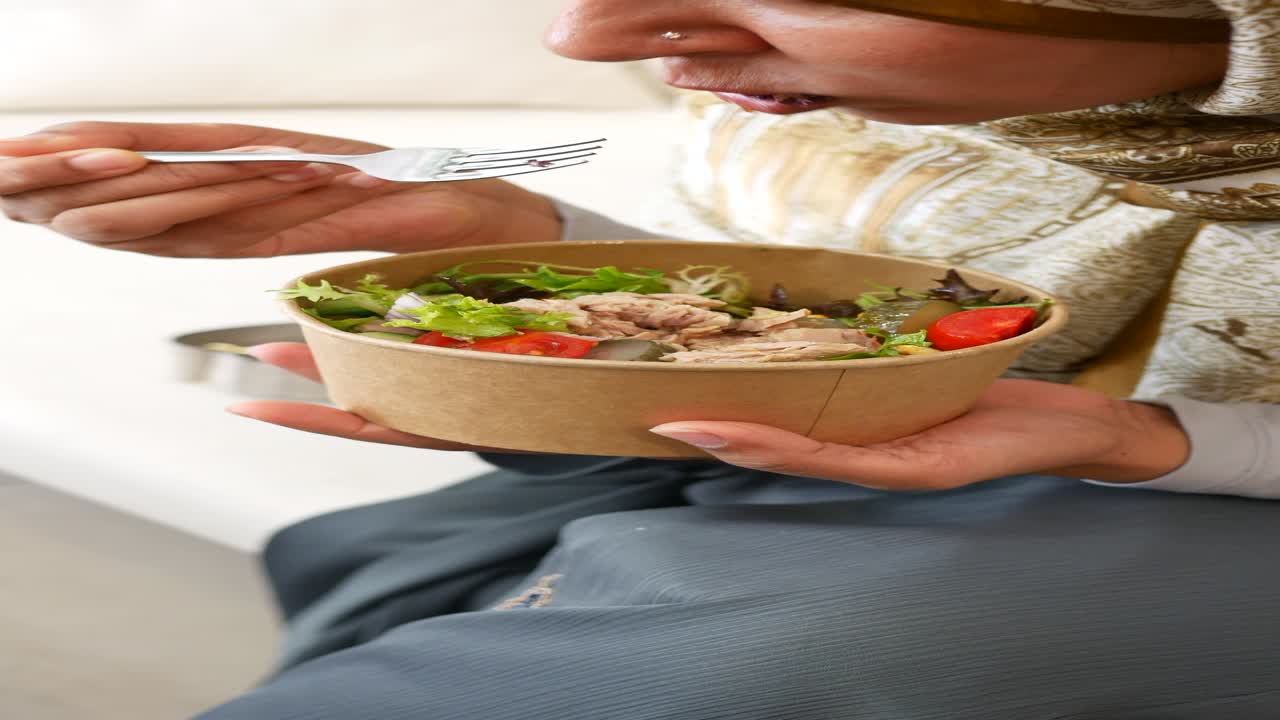 mujer comiendo una ensalada saludable con atún