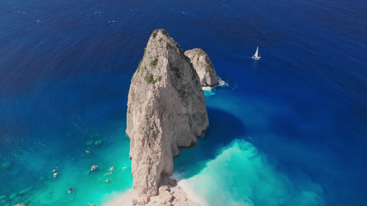 fotografía de drones de las rocas de myzithres, la playa blanca y el mar azul bajo los acantilados de la isla de zakynthos, grecia