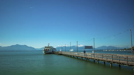 Lapso-De-Tiempo-En-Un-Embarcadero-Con-Gente-Subiendo-A-Un-Ferry