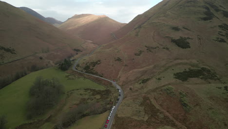 camino sinuoso desapareciendo en las montañas en buttermere english lake district uk