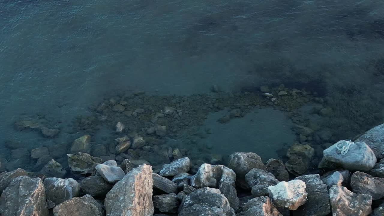 Splendida vista aerea della costa rocciosa in Grecia al tramonto