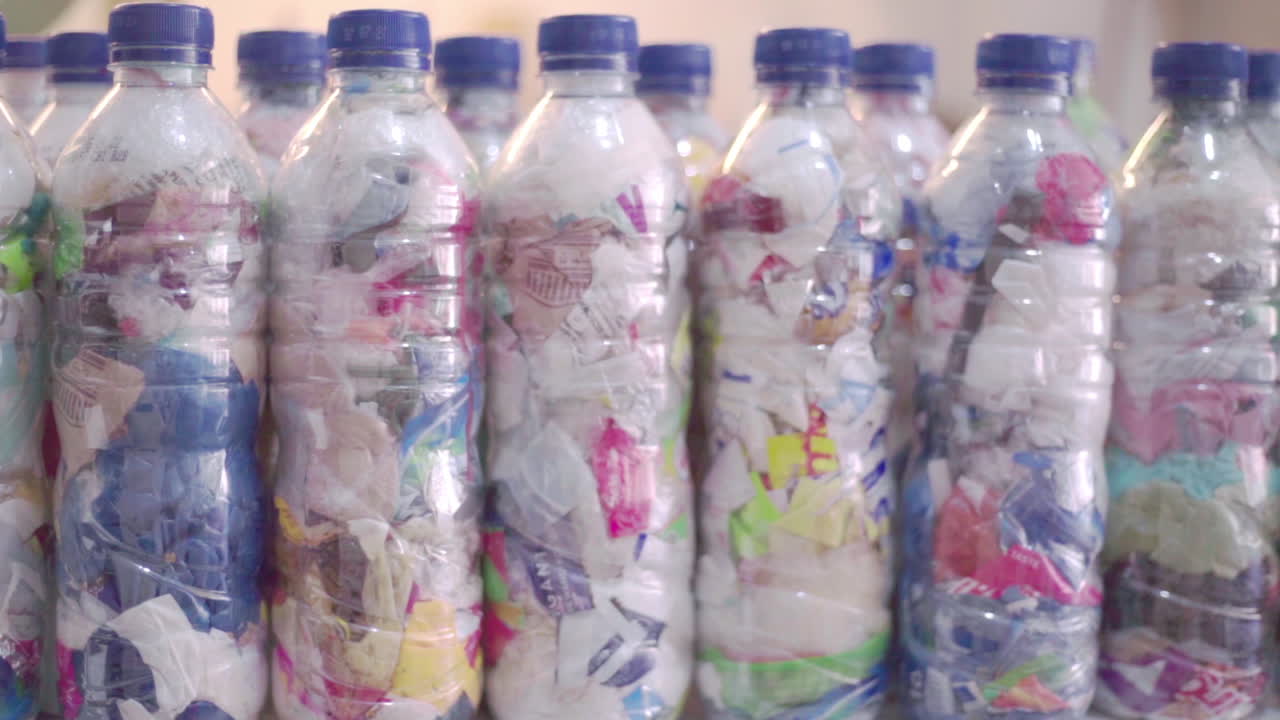 완전히 완성된 고품질 에코브릭 컬렉션의 돌리 샷