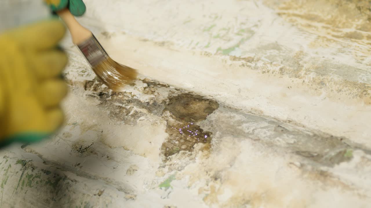 Påføring af epoxy på skader på glasfiberbådskrog
