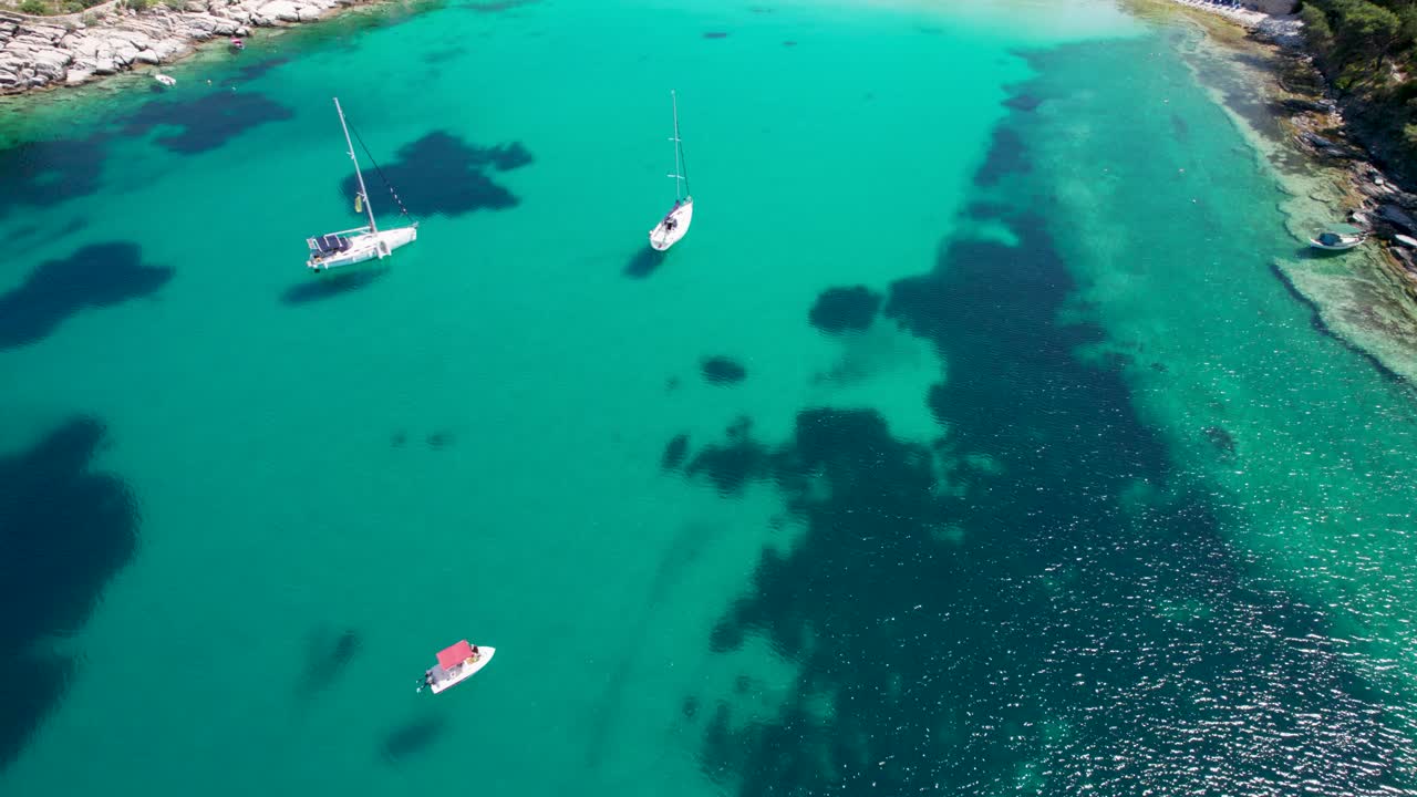 vista desde arriba de los barcos que flotan en el agua cristalina turquesa cerca de la playa de aliki, barco de vela, tropical, isla de thassos, grecia