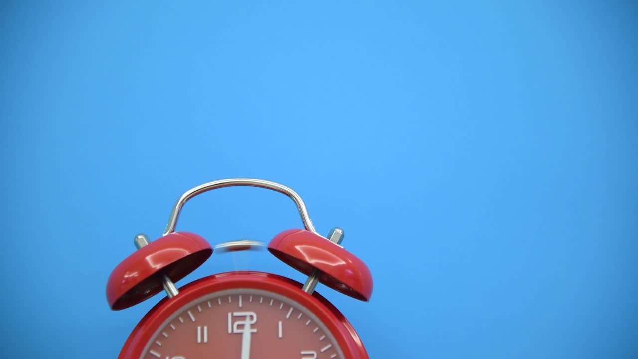 파란색 배경에 빨간색 알람 시계