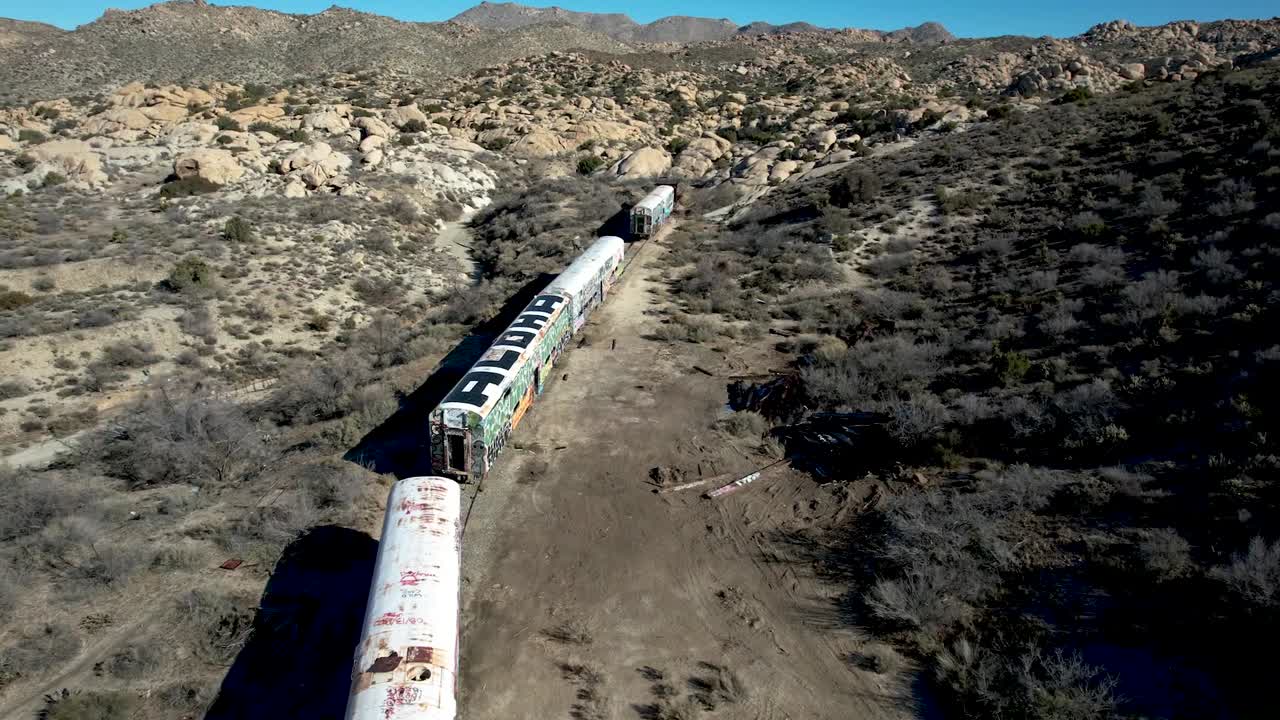 vista aérea de vagones de tren olvidados en el desierto del sur de california