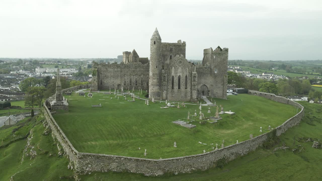 средневековая крепость скалы кашель на вершине холма в графстве типперри, ирландия, с воздуха, dolly zoom