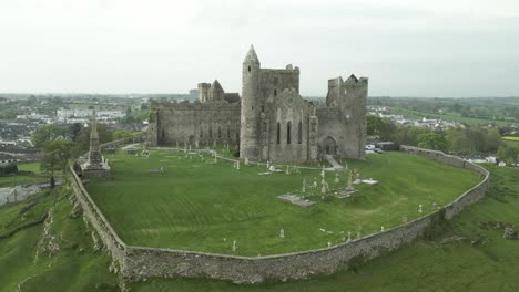 fortaleza medieval de la roca de cashel en la cima de la colina en el condado de tipperary, irlanda, aero, dolly zoom