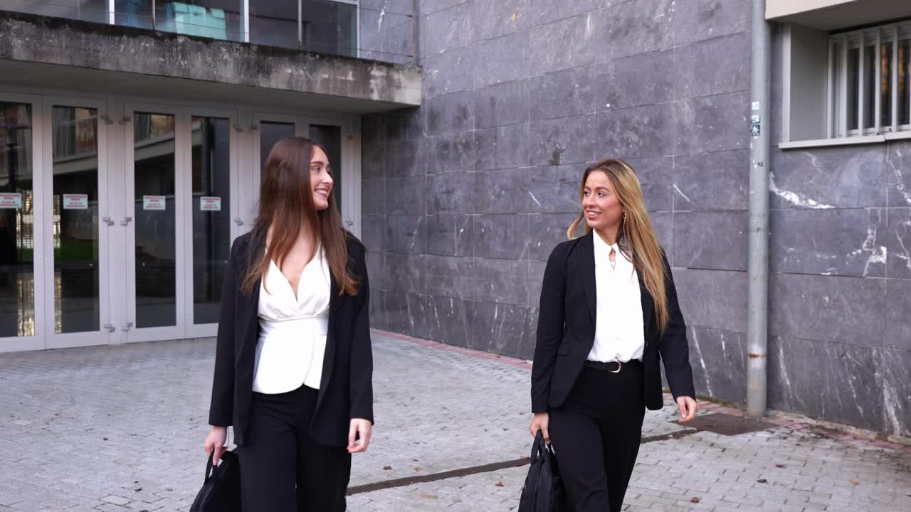 Duas mulheres de negócios caminhando juntas