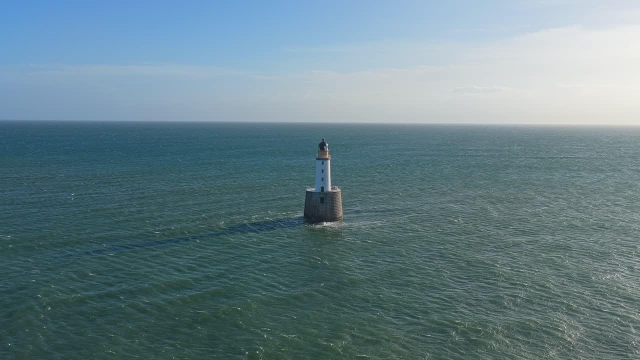 Faro di Rattray Head che si erge nel vasto Mare del Nord