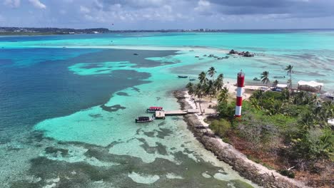 la isla del acuario en san andrés providencia y santa catalina, colombia