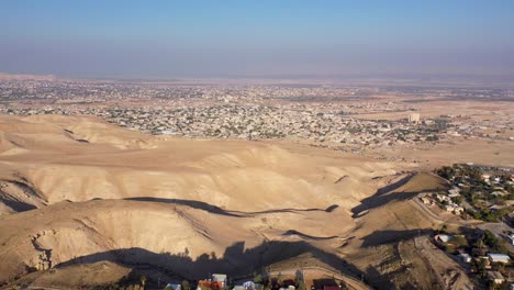 la ciudad palestina de jericó y la aldea israelí, vista aérea