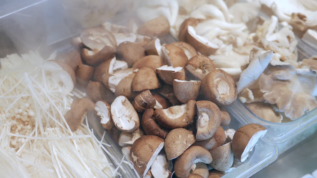 hongos mezclados en un refrigerador, aire frío saliendo para el refrigerador