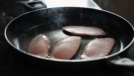 Freír-Rebanadas-De-Tocino-Casero-En-Una-Sartén