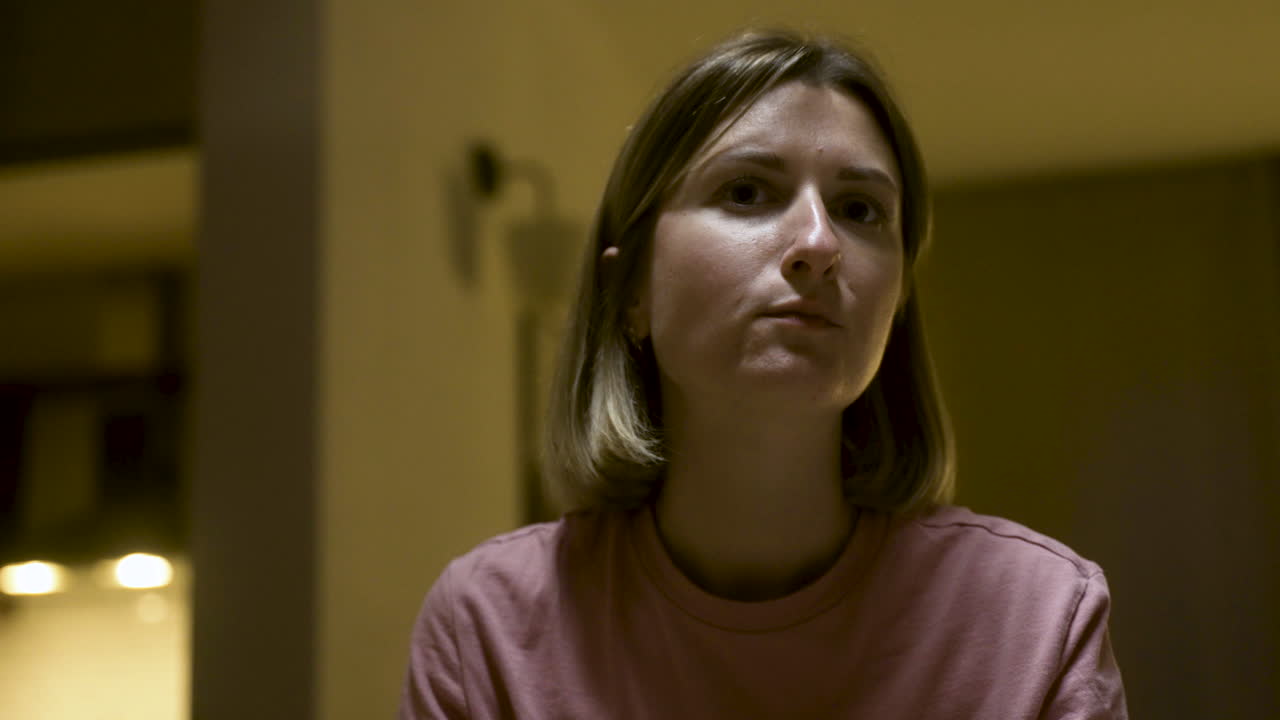 женщина смотрит фильм.