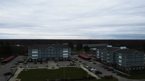 drone descendiendo cerca de un complejo de apartamentos