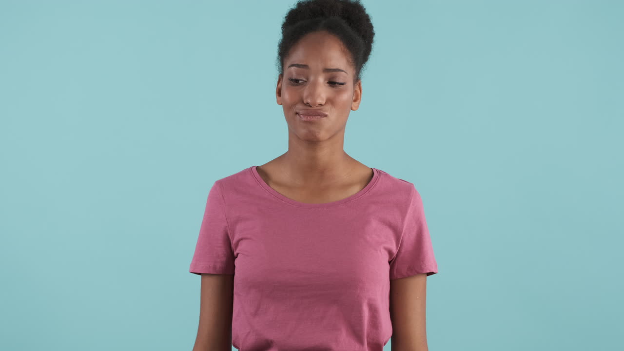 una mujer aburrida saliendo del estudio.