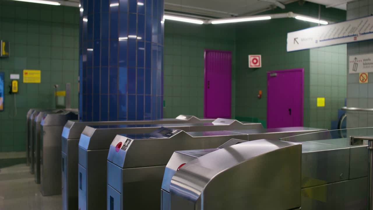 женщина, проходящая через поворотный вокзал станции метро