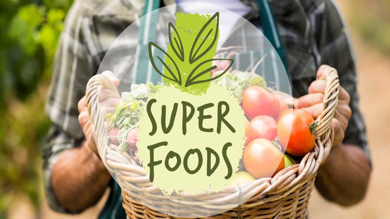 신선하게 수확 된 채소 바구니를 들고 있는 사람 위에 초록색으로 표시된 슈퍼푸드 텍스트의 애니메이션