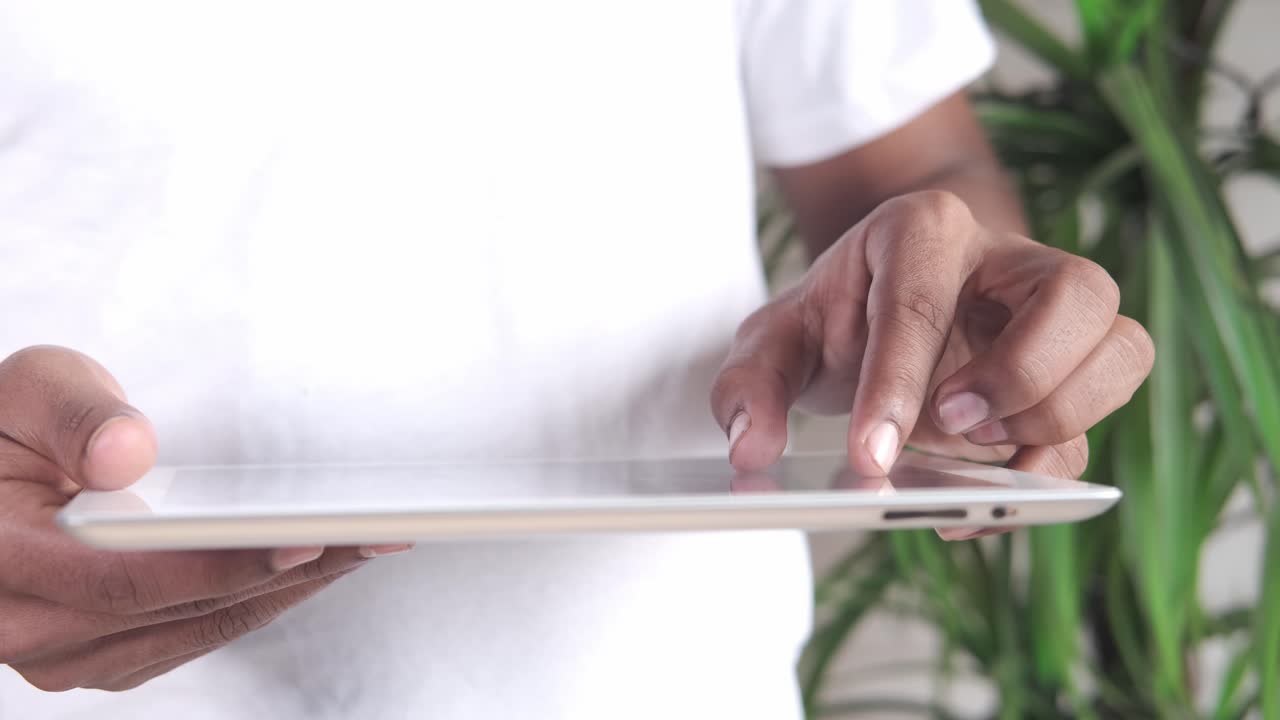 persona que utiliza una tableta