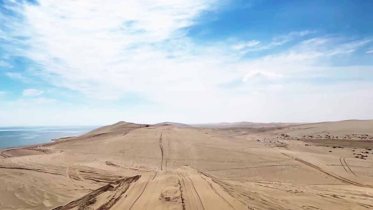 카타르의 모래 언덕 아래로 운전하는 4x4 차량의 자동차 실내 pov