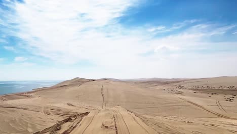 카타르의 모래 언덕 아래로 운전하는 4x4 차량의 자동차 실내 pov