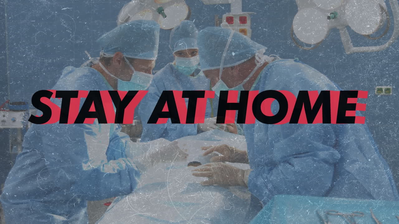 집에서 지내고 안전하세요 수술실에서 수술을 하는 외과 의사 팀에 대한 텍스트