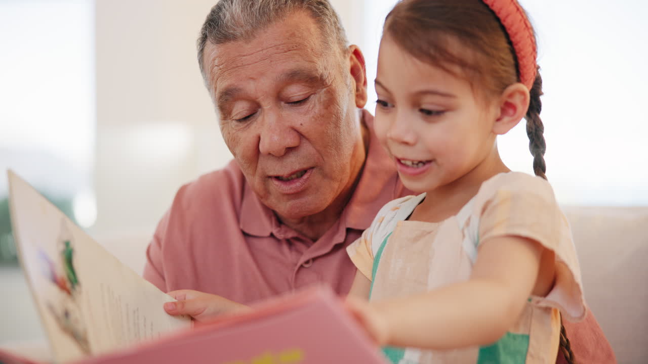 Sorriso, libro e nonno che legge con un bambino