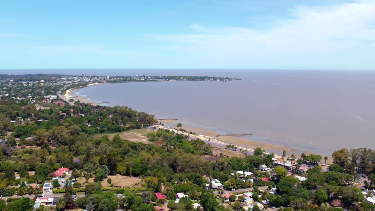Inquadratura aerea di presentazione della Rambla de Colonia, viale costiero, lungo il lungomare, Uruguay