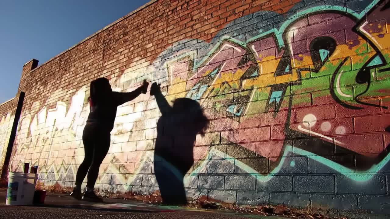 Un vivace artista di graffiti dà vita al colore su un muro della città, catturando l'essenza della street art e dell'espressione creativa attraverso tecniche di verniciatura a spruzzo