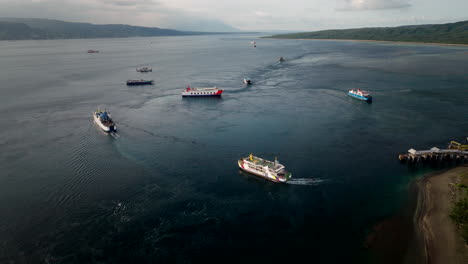 Gruppe-Von-Fähren-Oder-Fähren,-Die-Vom-Hafen-Von-Gilimanuk,-Indonesien-Abfahren